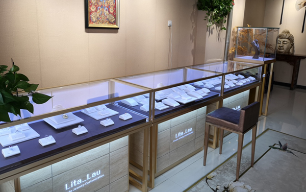 通過(guò)產(chǎn)品、質(zhì)量、服務(wù)打造珠寶展柜品牌