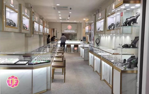 定制玻璃珠寶展柜，更專業(yè)的是鴻鈦展示