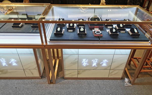 保養(yǎng)玻璃珠寶展柜的注意事項