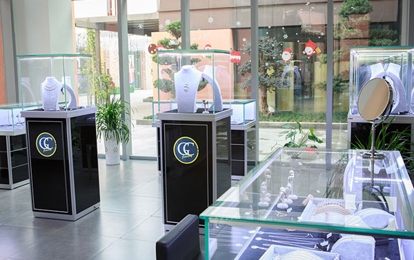 玻璃展示柜定制選擇什么廠家比較好？